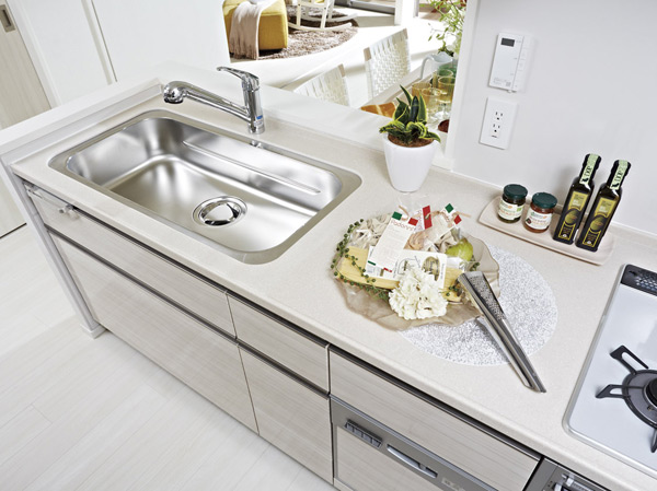 Kitchen.  [Easy cooking space with wide sink of about 90cm] Adopt a sink greatly about 90cm with ensured space. By installing the plate to the middle space, You can use the inside of the sink as cooking space. Also, It is used in conjunction with the sink next to the cooking space, To achieve a spacious cooking space there is more leeway.  ※ The width of the cooking space will depend on the type.
