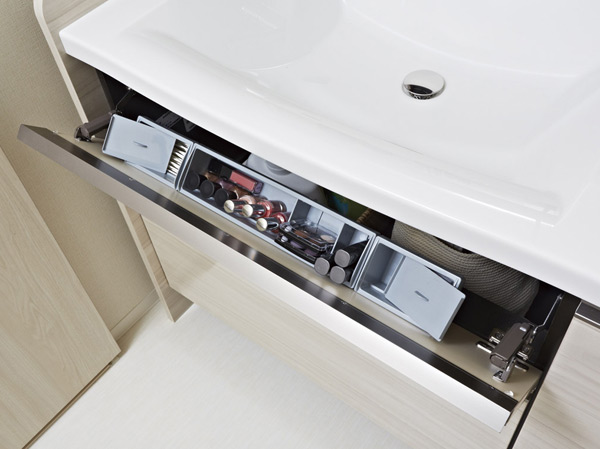 Bathing-wash room.  [Pocket storage] Also in front of the sink bowl, Providing a housing to be put small items. It is convenient to be able out and cosmetics and well used amenity goods.