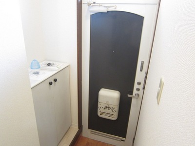 Entrance. This is useful when there is a footwear box