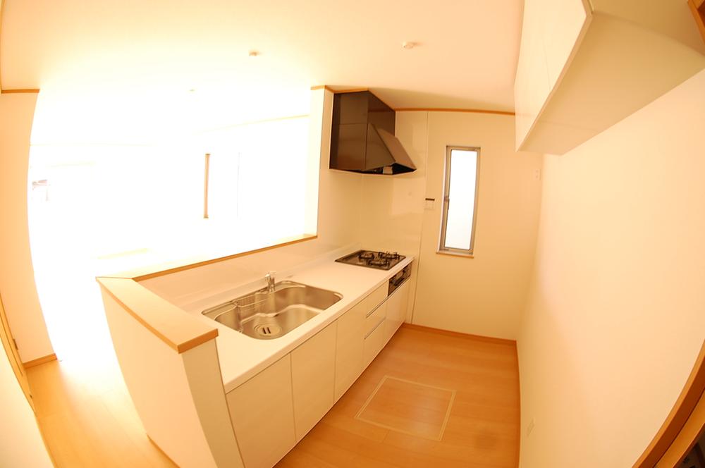 Kitchen. Face-to-face conversation is lively (AD only)