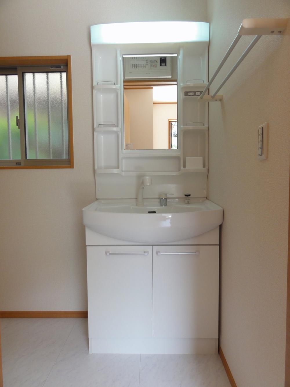 Wash basin, toilet. Shampoo dresser