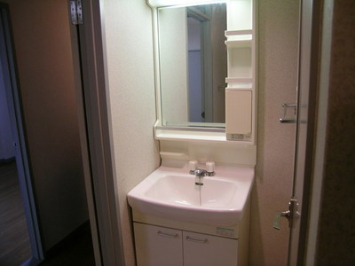 Washroom. Convenient independent wash basin also glove compartment