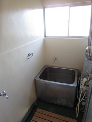 Bath. Ventilation if there is a window is ◎