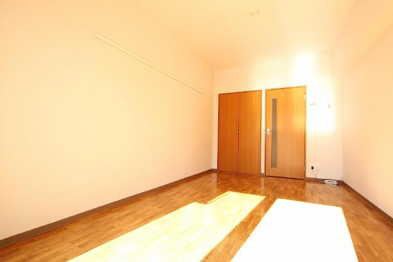 Living and room. Wide enough if living alone About 8 pledge of living space