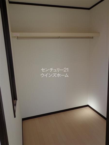 Receipt. Walk-in closet of the large storage