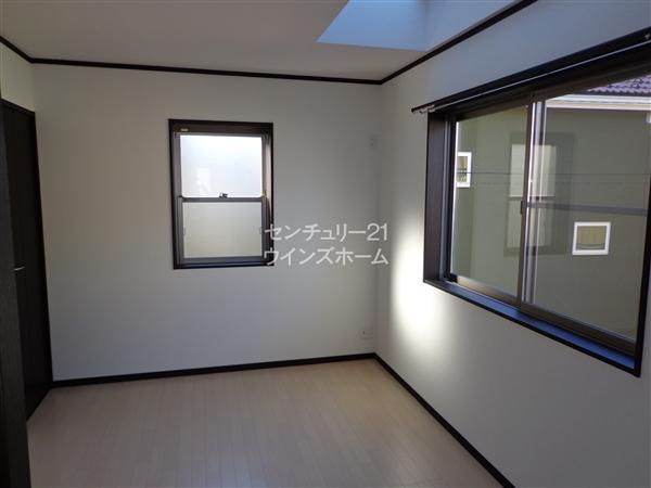 Non-living room. A top light Western-style 6 Pledge