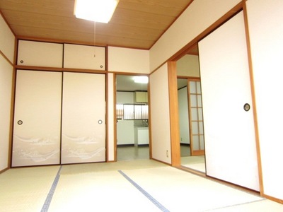 Living and room. Bright Japanese-style room to enter the south-facing Date