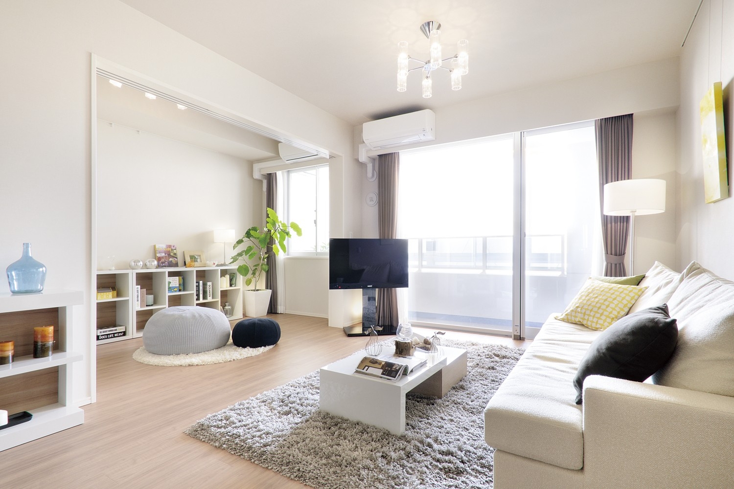 Bright and airy living room design that takes advantage of the south wide span