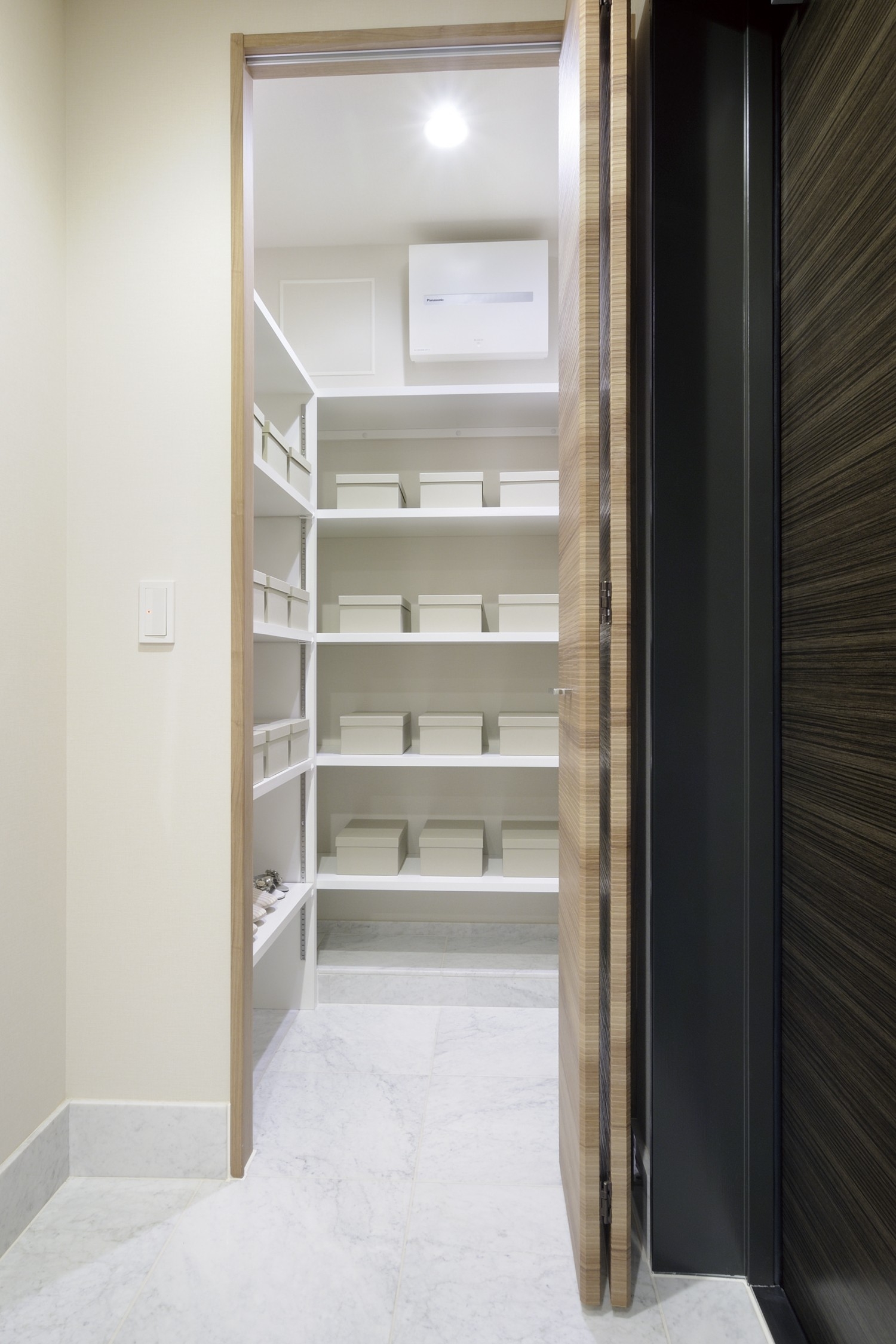 Shoes in cloak the entrance around can be neat tidy