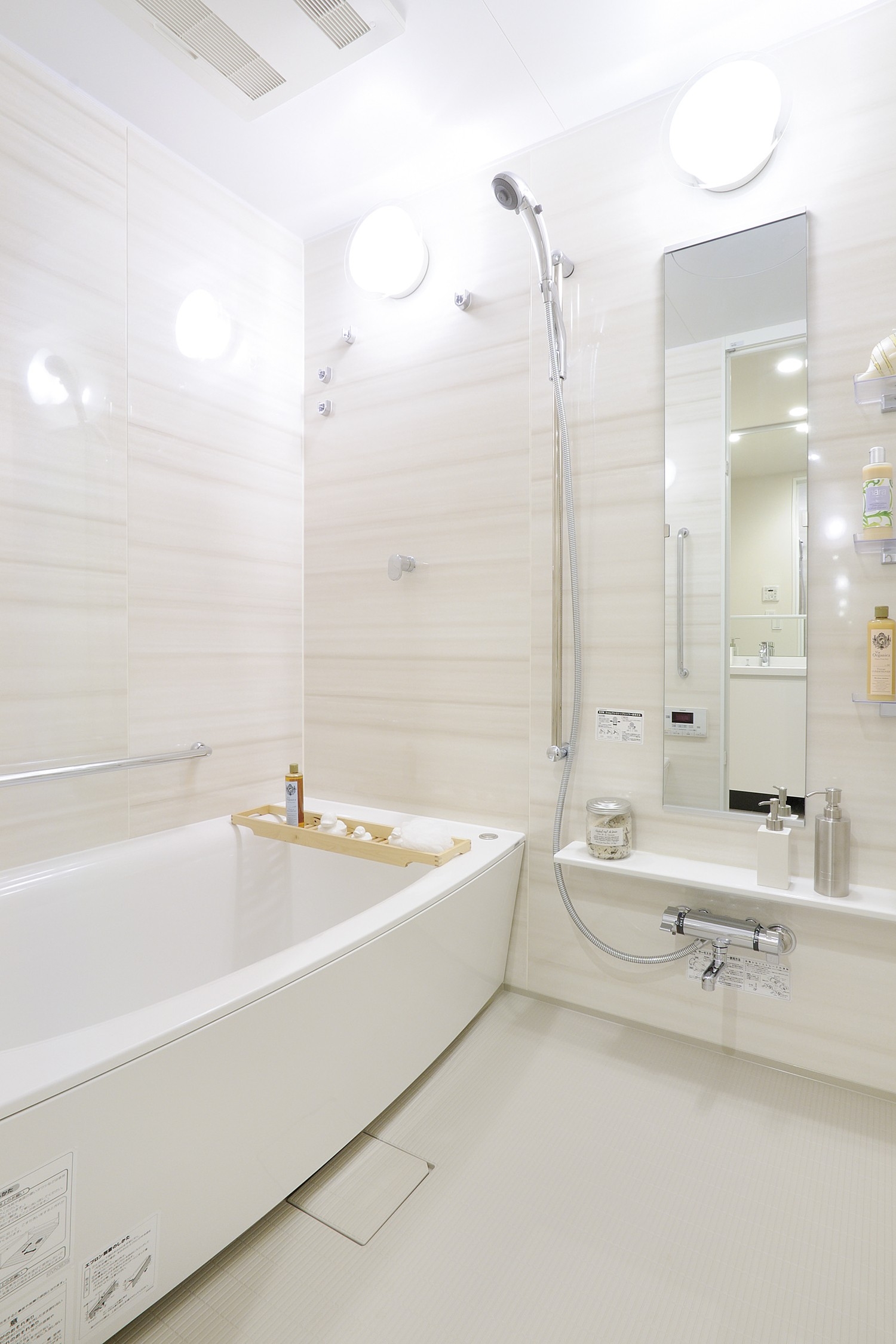 Bathroom heal the fatigue of the day. Warm tub adopted hot water is difficult to cool down