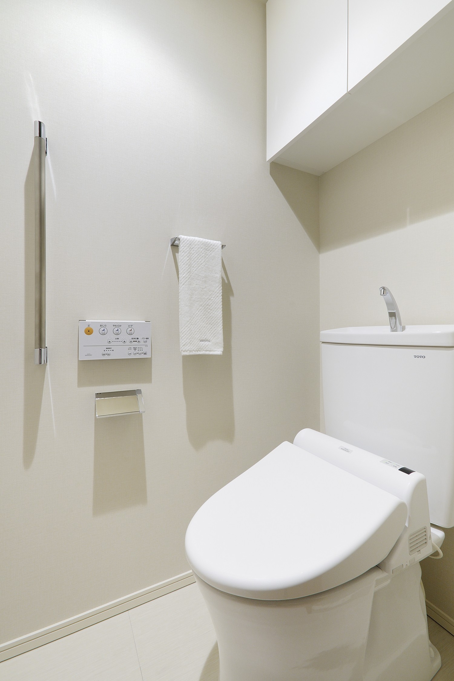 Directions to the model room (a word from the person in charge)