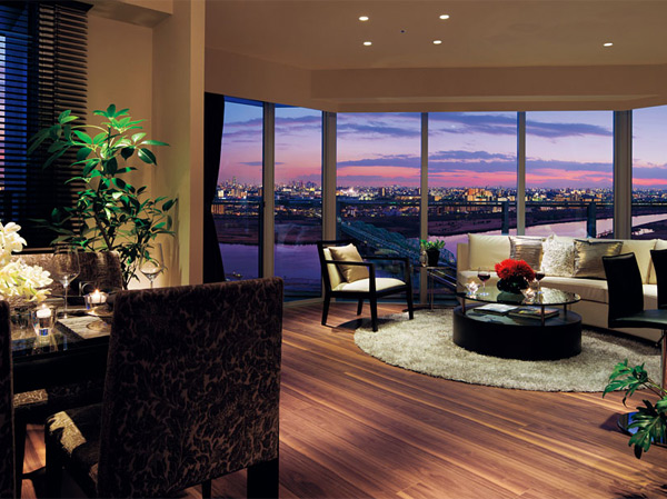 Living.  [living ・ dining] The windowsill quickly than the starry sky Gaitori. Go narrowed to as soon as the sense of distance of the city center in the heart. As in the sky, Loose and relax. It will begin daily to enjoy the best part of the tower life. (Model Room 90A type, Including some paid options. Application deadline Yes. The view, Which was subjected to some image processing from local adjacent building roof (the ground 90m) to those obtained by photographing the south direction (February 2012 shooting), In fact a slightly different. )