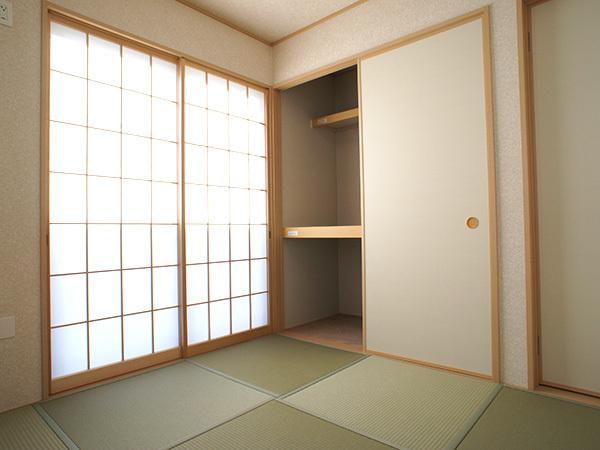 Non-living room. 1 Building