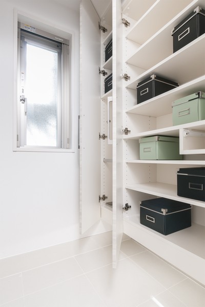 3 doors of shoe box. Also available space of the umbrella and accessories storage