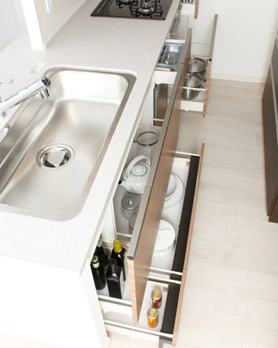 Kitchen.  [Slide storage] Easy to see what was put in the back, And convenient slide storage. Amount of storage is also a lot, Also fits neat cookware.