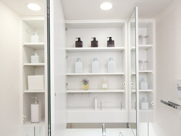 Bathing-wash room.  [Three-sided mirror back storage] The back of the three-sided mirror, You can hold small parts, such as cosmetics.