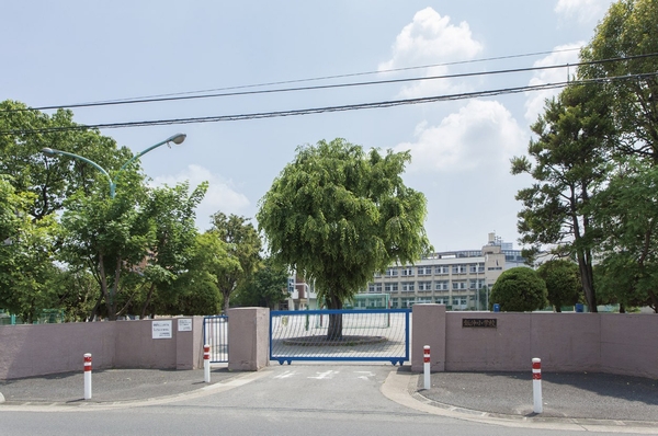 Inaka elementary school About than local 190m ・ About is to 3 minutes west junior high school walk 990m ・ Walk 13 minutes