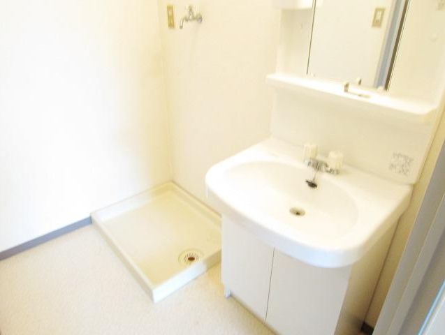 Washroom. Independent wash basin necessary in the morning of the dressing