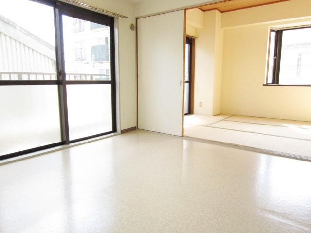 Living and room. Since the opening is also large, Ventilation is also good.