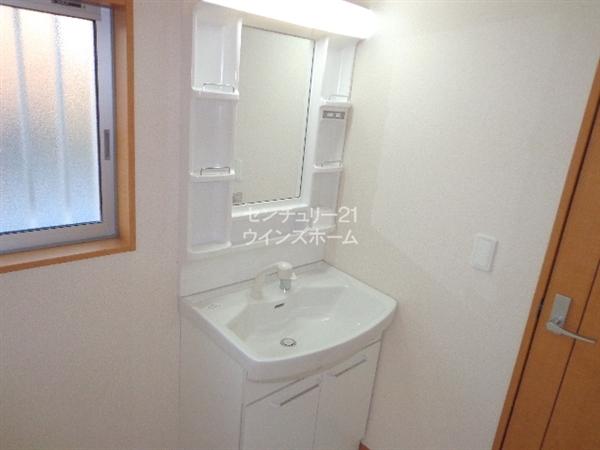 Wash basin, toilet. 5 Building 