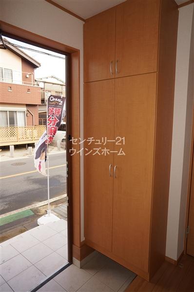 Entrance. 1 Building