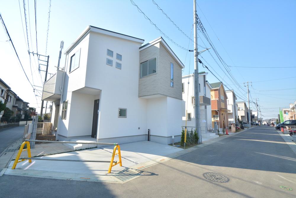 Local appearance photo. In contact with the road 5m. Linear design features. 