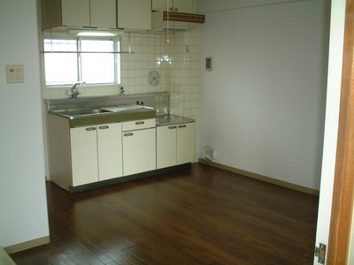 Living and room. DK equipped with a window