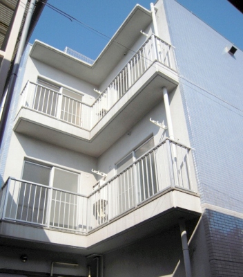 Balcony. L-shaped balcony