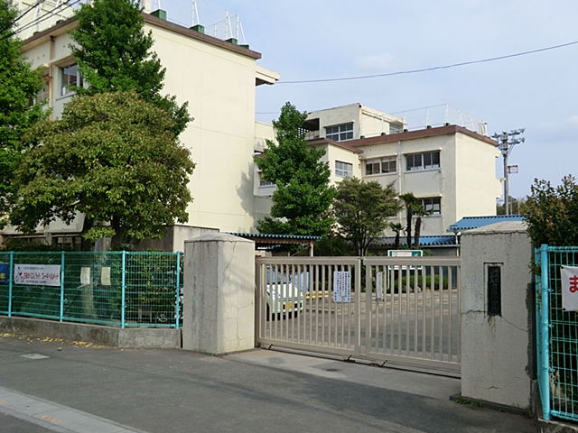 Primary school. 460m until Kawaguchi Municipal Maekawa Small (Elementary School)