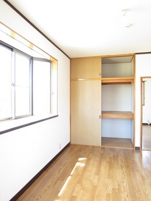 Living and room. There is Western-style storage bay window