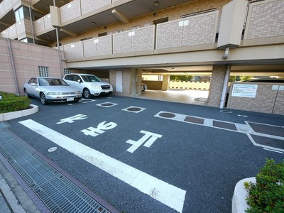 Other. 10m to the parking lot entrance (Other)