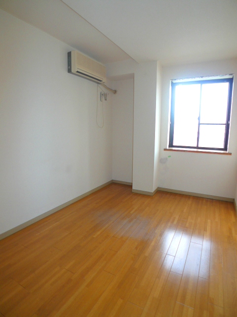 Other room space. (image)