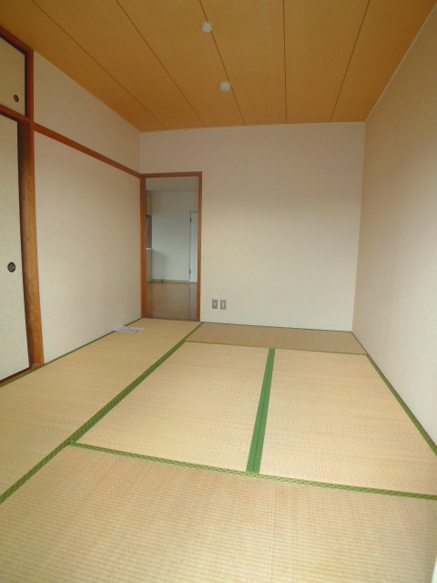 Other room space. (image)