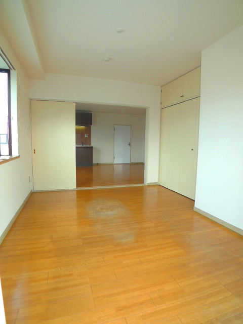 Other room space. (image)