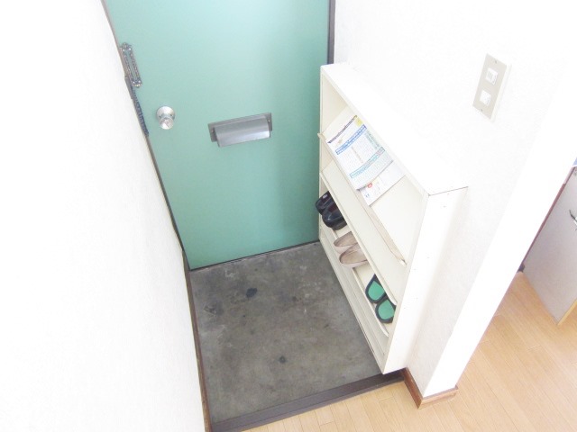 Entrance. There entrance storage