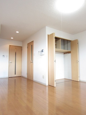 Living and room. 12.3 Spacious room of quires