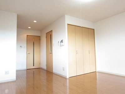 Living and room. 12.3 Spacious room of quires