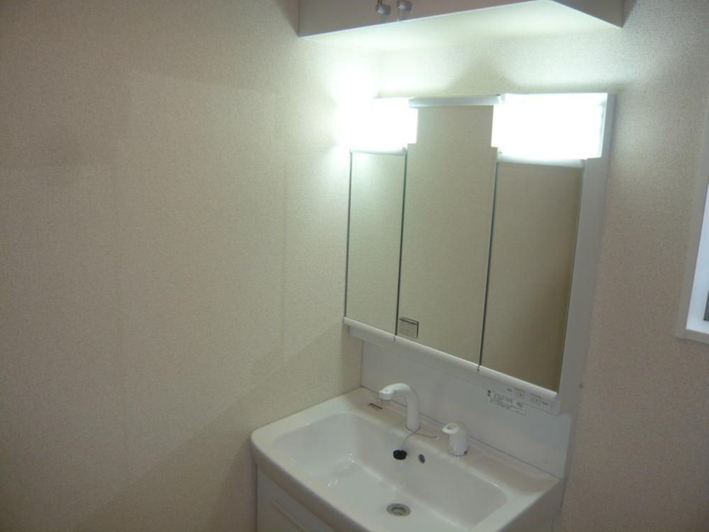 Wash basin, toilet. Shooting date 2013 / 07 / 26