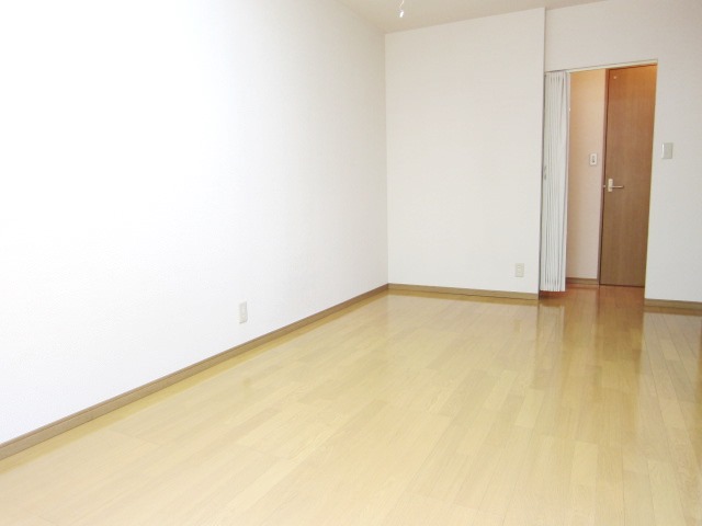 Living and room. Outlet also thank many