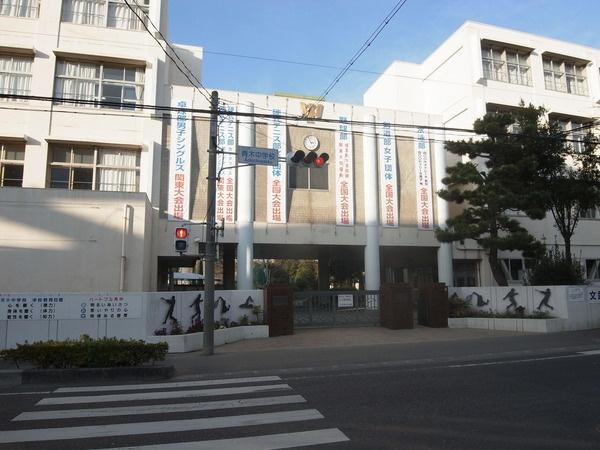 Junior high school. Municipal Aoki junior high school 800m up to 10-minute walk