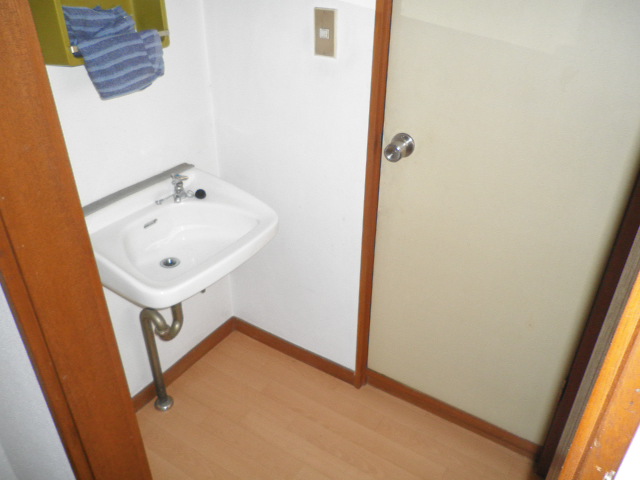 Washroom. Wash basin