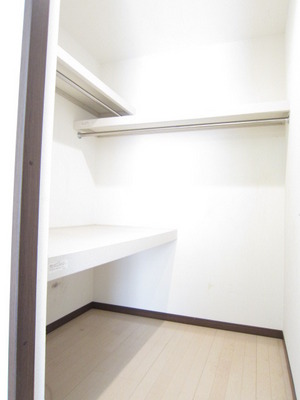 Receipt. Spacious walk-in! closet