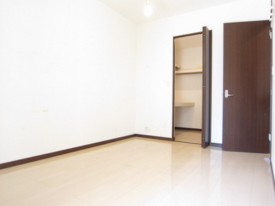 Living and room. Western-style 6 Pledge. There is a walk-in closet