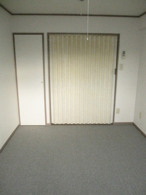 Living and room. Since the living room there is a door you can ensure the doorstep privacy