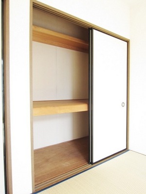 Receipt. Japanese-style room 1 between the storage