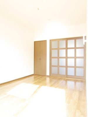 Living and room. 6 Pledge Western-style