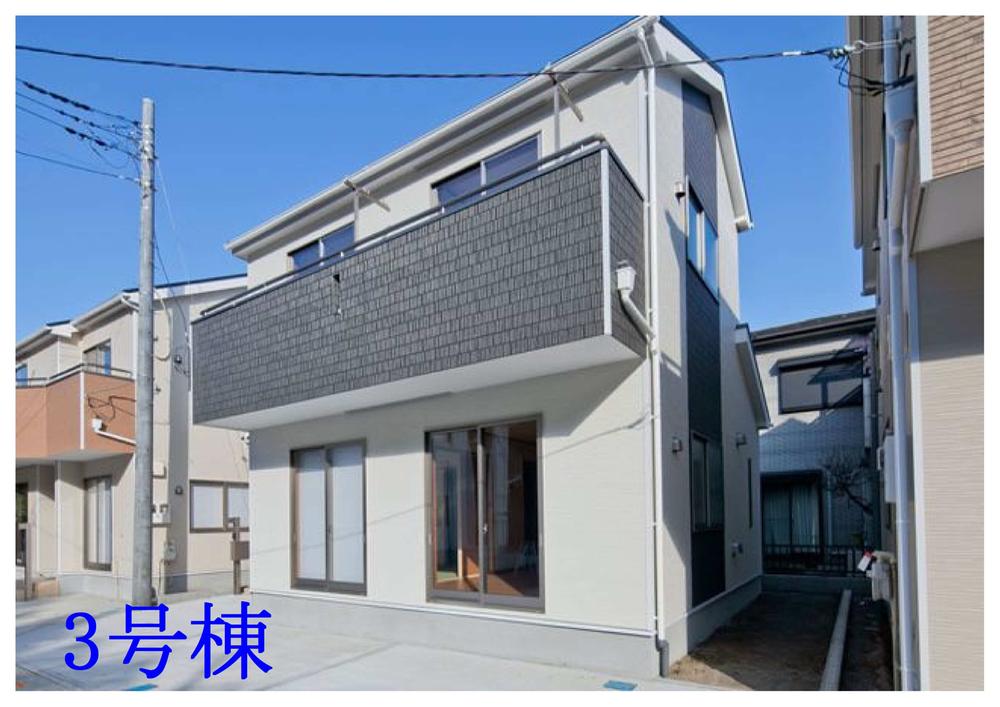 Local appearance photo. Local (10 May 2013) Shooting 3 Building 4LDK + storeroom It is eco-friendly house with a solar panel.