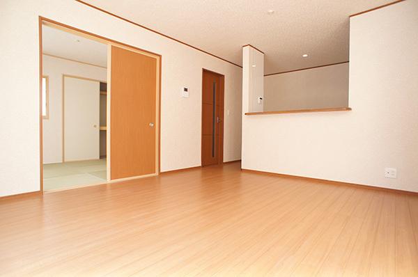 Living. Sunny space shine in a bright light from the south 2013 / 11 / 1 shooting