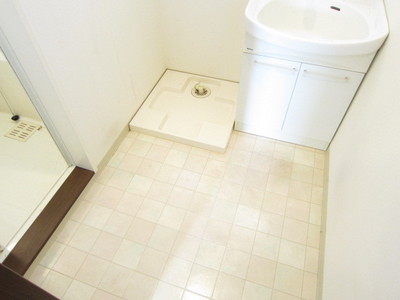 Washroom. Seperate Small window There is also lighting ・ It is ventilation OK