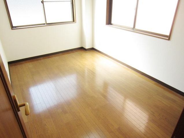 Living and room. Bright corner room dwelling unit